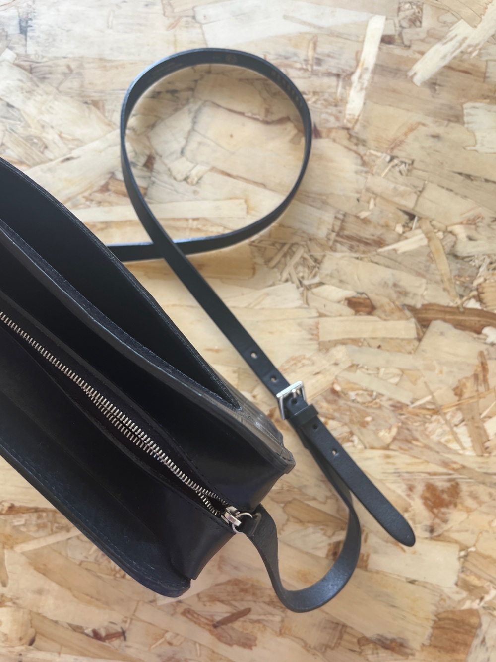 Black Croc-Embossed Crossbody: Le Beá by Herbert Frère Sœur - Picture 5 of 9
